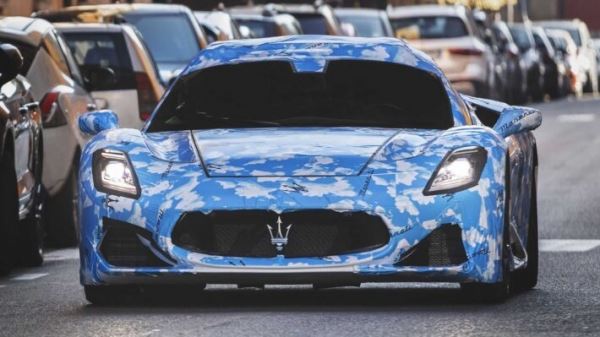 Компания Maserati показала первые фотографии открытой версии суперкара Maserati MC20