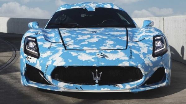 Компания Maserati показала первые фотографии открытой версии суперкара Maserati MC20