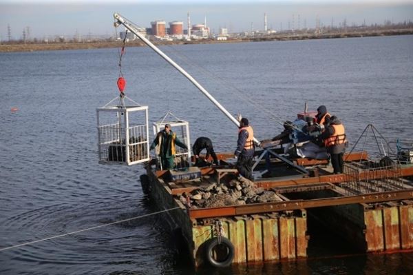 На ТГАЕС триває підготовка до пуску третього агрегату - виконується чистка порогів аванкамери водоприймачаРеклама