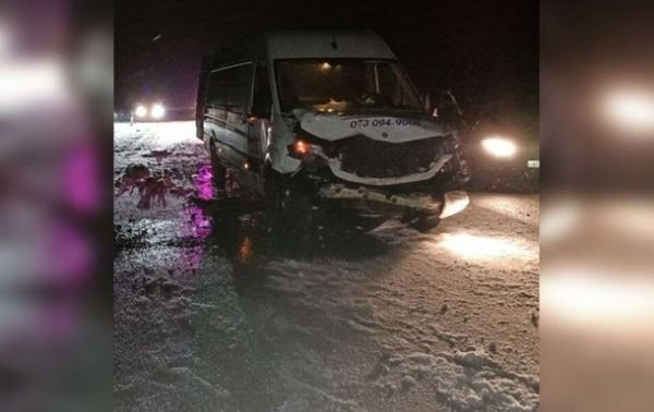 Под Днепром при столкновении легковушки и буса погибли дети - СМИ