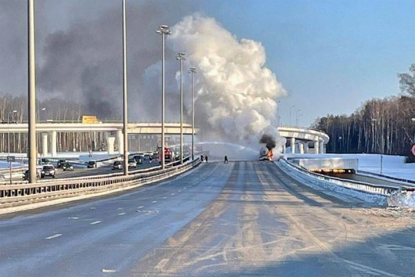 В Москве грузовик с пропаном попал в ДТП и загорелся 